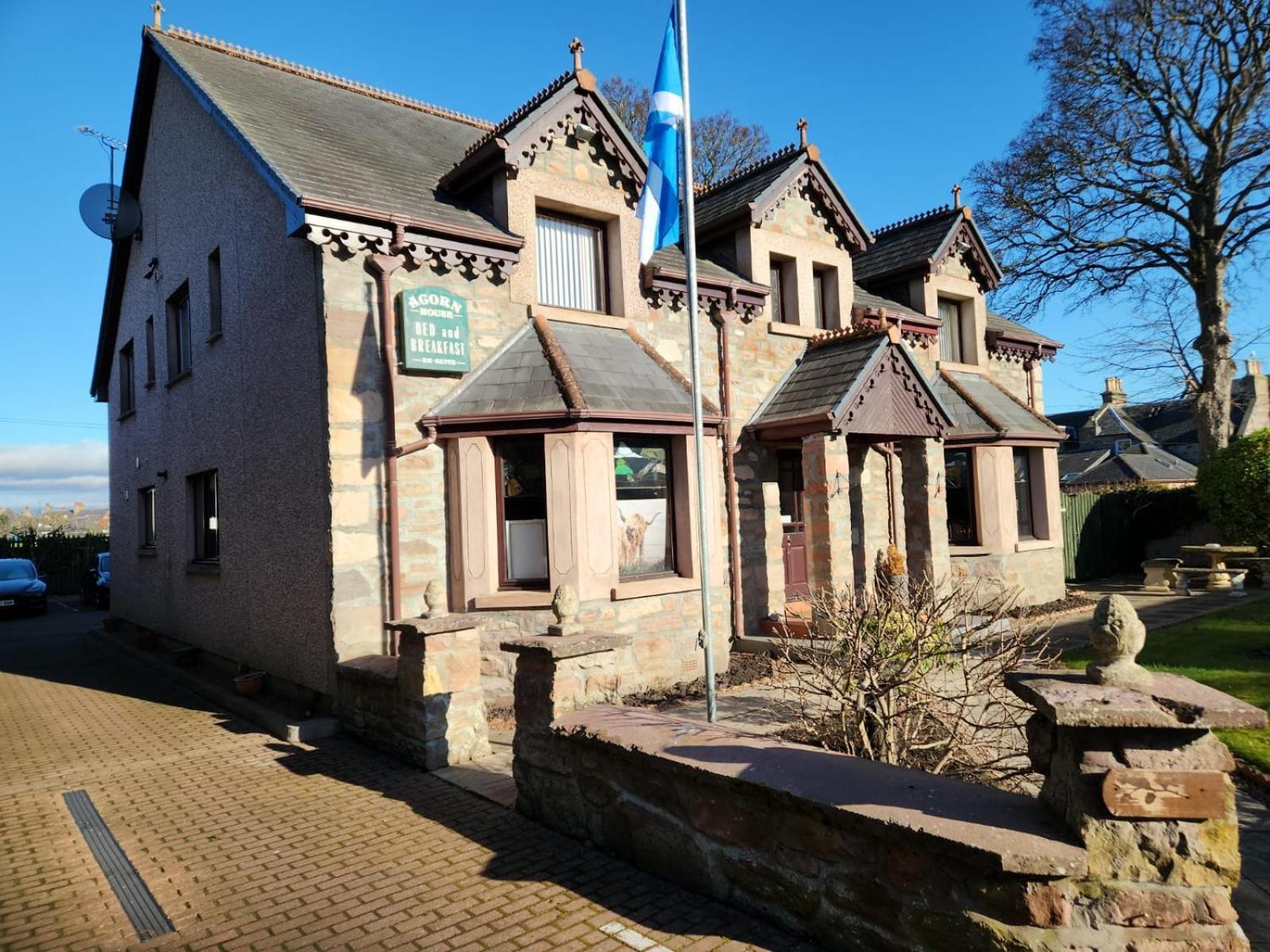 Проживание в семье River Ness & Bothy