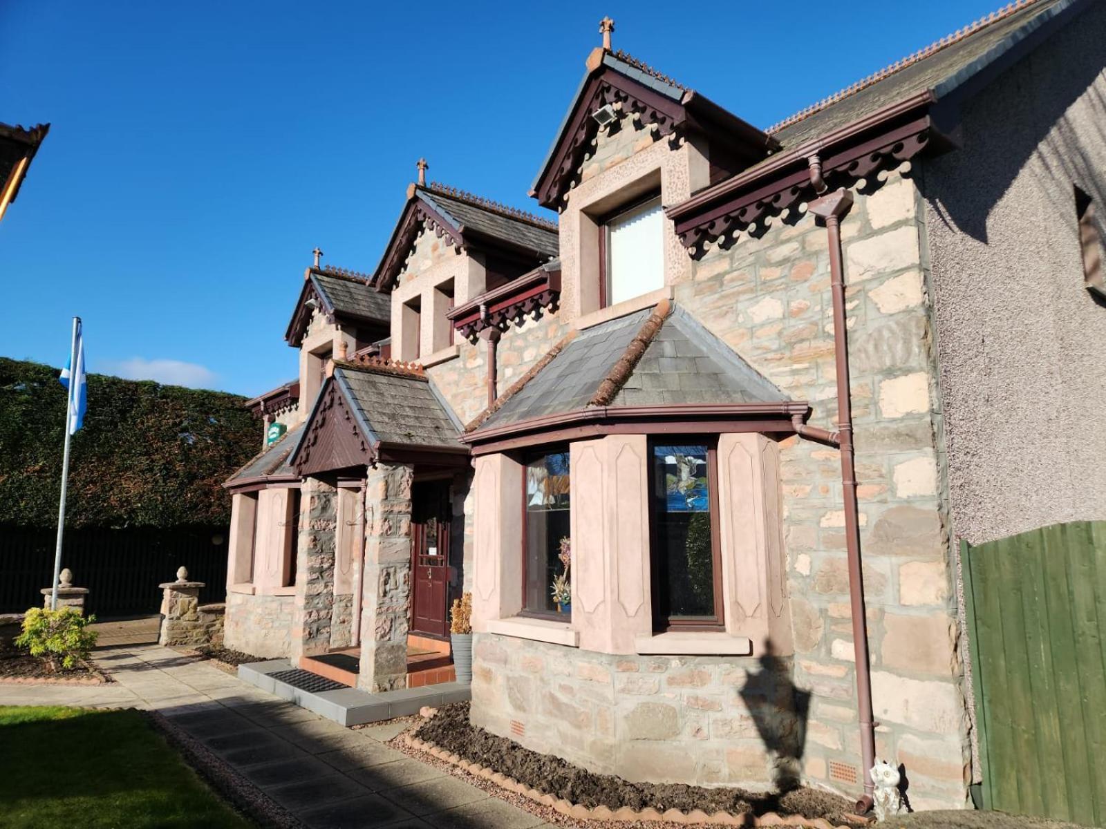 Проживание в семье River Ness & Bothy